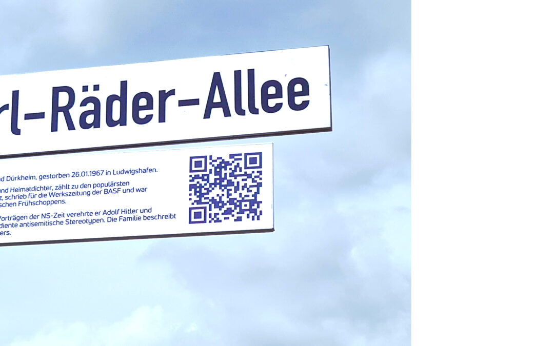 Die Straßenzusatzschilder von Karl-Räder-Allee, Maler-Ernst-Straße und Philipp-Fauth-Straße